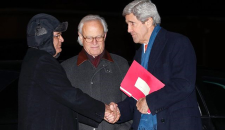 Ngoại trưởng Mỹ John Kerry (phải) bắt tay với trưởng đoàn đàm phán Palestine Saeb Erakat và đặc phái viên Mỹ Martin Indyk ngày 3/4.